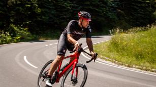 Simplon Kiaro DiscDie Vorarlberger schicken mit dem Kiaro Disc 2019 ein neues Langstreckenbike mit maximalem Komfort und minimalem Speed-Verlust ins Rennen. 2.500 Kilometer sollten zeigen, was hinter diesen Versprechen steht.