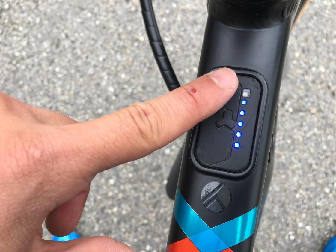 Bedient wird via Fingerwisch, LEDs geben Aufschluss über Modus und Akkustand.