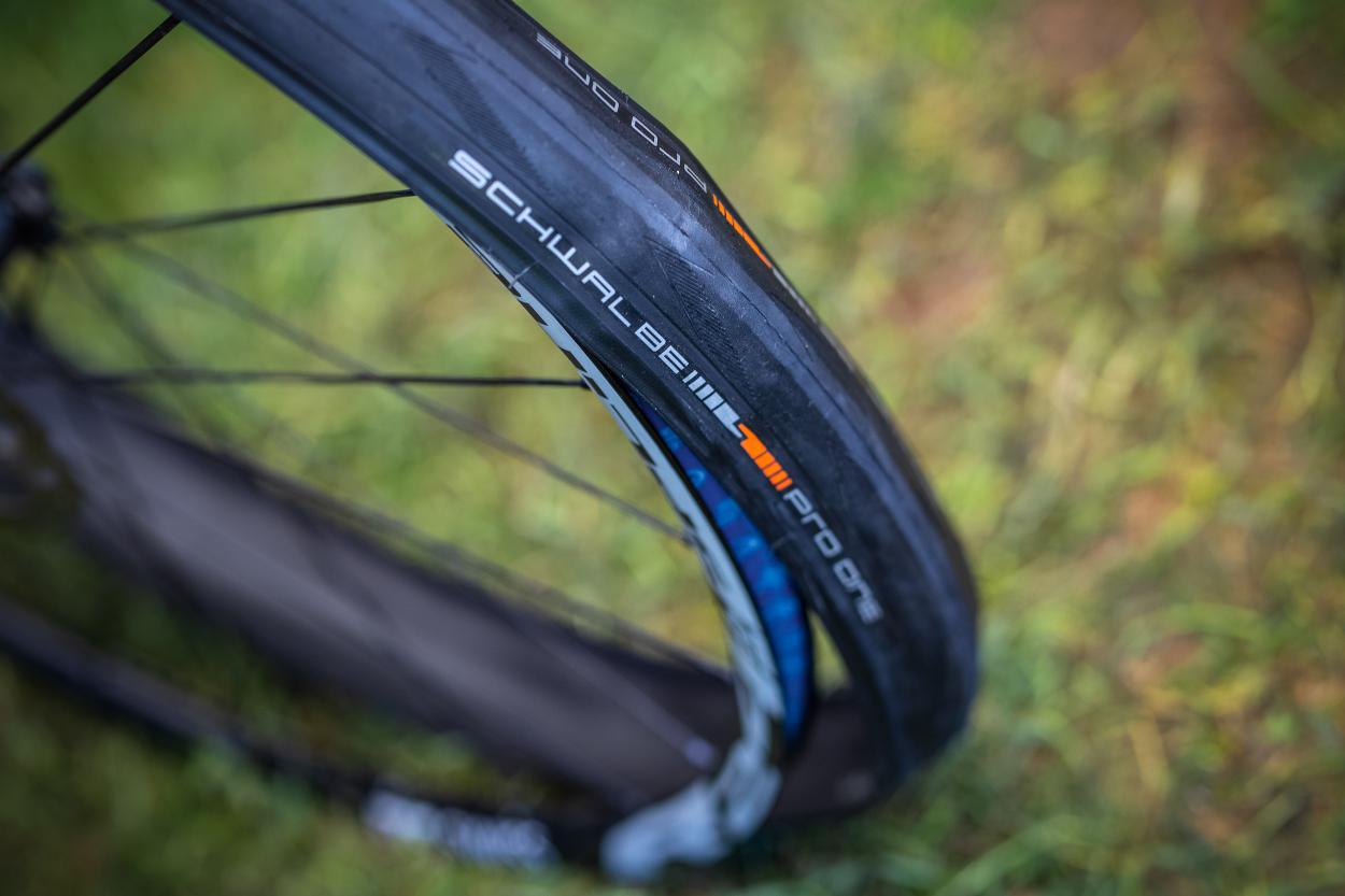 Beide Seiten der TLE-Reifen können ohne großen Kraftaufwand von Hand über die Felgenränder gedrückt werden. Da sich in den Reifenwulsten keine Carbon- oder anderen brüchige Fasern befinden, können aber auch Reifenheber unbedenklich zum Einsatz kommen.