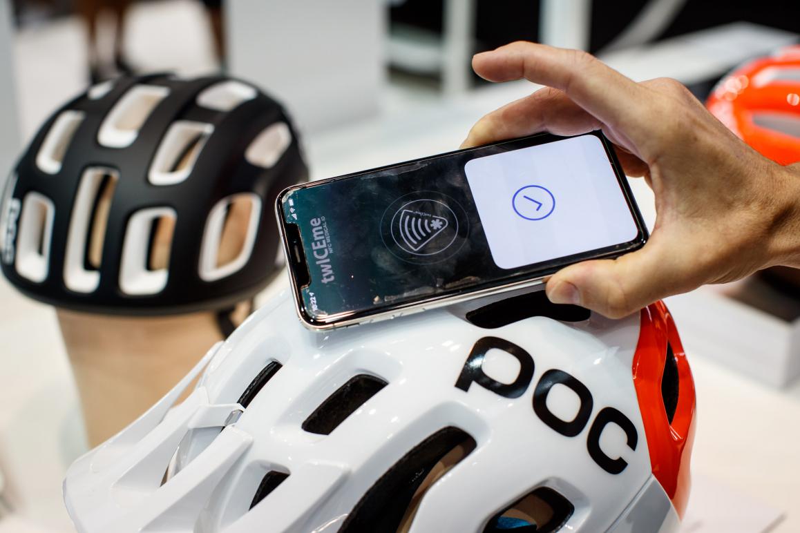 Der im Helm integrierte NFC-Chip kann optional mit medizinischen und persönlichen Notfalls-Daten bespielt werden. Das Auslesen erfolgt über die kostenlose twICEme-App oder mit jedem NFC-fähigen Smartphone.