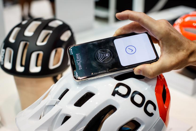 Der im Helm integrierte NFC-Chip kann optional mit medizinischen und persönlichen Notfalls-Daten bespielt werden. Das Auslesen erfolgt über die kostenlose twICEme-App oder mit jedem NFC-fähigen Smartphone.
