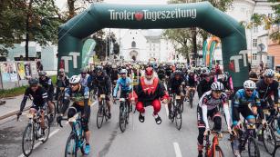 Gravel Innsbruck 2019 - BildberichtKein Rennen, aber der Herausforderungen genug. Kein Wettkampf, aber der Modi zwei. Keine Sieger, aber der Gewinner viele. Die besten Bilder vom Tiroler Multi Terrain Cycling Abenteuer.