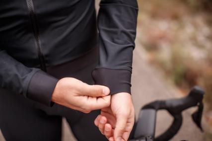 Handschuh drüber, Handschuh drunter oder ganz ohne Fingerschutz - die flexiblen Ärmelabschlüsse erlauben jede Konfiguration.