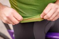 Details wie elastische Silikonabschlüsse finden sich aber trotzdem am Trikot.