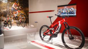 Tourenplanung Deluxe mit komootEin Jahr nach Markteinführung erweitert Ducati seine E-Bike-Schiene powered by Thok. Drei Newcomer wurden auf der EICMA gezeigt.