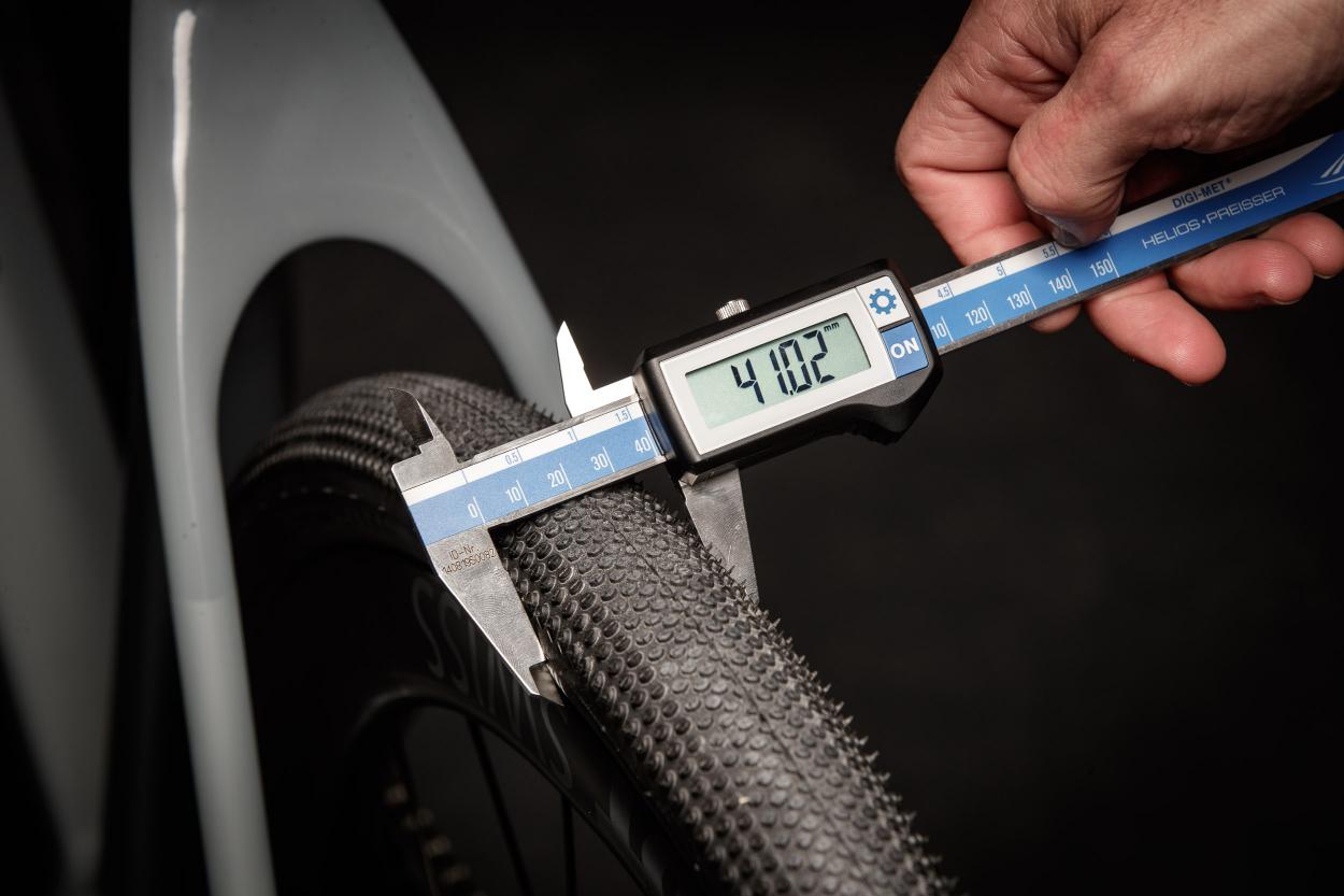 Die Schwalbe G-One Allround Reifen in 38C schwingen sich auf den DT Swiss GRC Laufrädern in 700C zu einer Breite von 41 mm auf.
