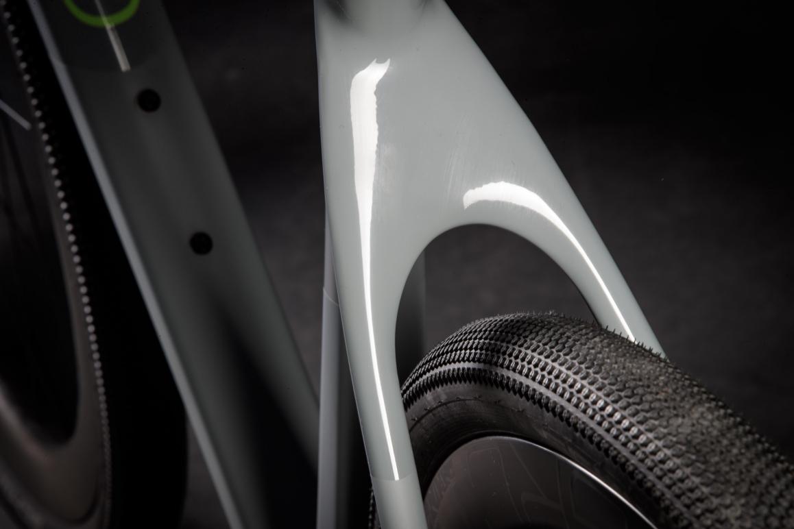 TIRE CLEARANCE: Dank des massiven Monostays mit den zwei tief ansetzenden Kettenstreben und dem speziellen Design für 1-fach-Antriebe, kann der Rahmen Reifen bis maximal 2.4” in 650B (bzw. 46 mm in 700C) aufnehmen.