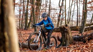Woom Off 6 im TestÖsterreichs bekanntesten Kinderräder-Produzenten zieht es ins Gelände. Wooms erstes Mountainbike im großen BB-Praxistest. Was kann das Rad, und für wen ist es geeignet?