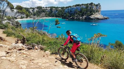 Mountainbiken auf Menorca - Cami de cavalls
Sonne, Meer und knackige Trails verspricht der knapp 200 Kilometer lange Cami de Cavalls auf Menorca.