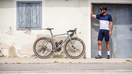 Café du Cycliste: Gravel-Kollektion mit dem Flying FishIrgendwo zwischen der See und dem Himmel, der frischen Luft und dem tiefen Blau: ein Showroom über die liebevolle Gravel-Interpretation der passionierten Radbekleidungsmarke aus Frankreich.