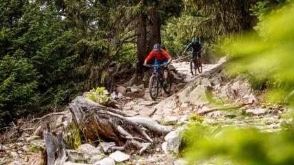 3-LÃ¤nder Enduro Trails um Nauders und den ReschenseeFernab von klassischem Bikepark-Gehabe versteckt sich hinter dem Deckmantel der 3-LÃ¤nder Enduro Trails zwischen Tirol, SÃ¼dtirol und dem Engadin ein wahres Singletrail-Paradies.