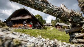 In der E-Bike Region MürztalEinmal Waldheimat und zurück. Eine kulturhistorische Schlemmerreise durch die Fischbacher Alpen und das Joglland unter Einsatz elektrischer Hilfsmotoren.