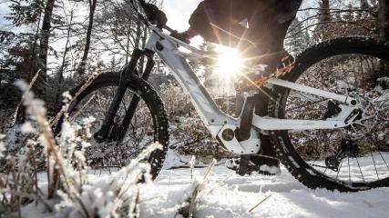 E-Biken im WinterIst das Land weiß umsponnen, warten auf Biker besondere Wonnen - vorausgesetzt, sie beachten ein paar einfache Dinge. Eine kleine Handreichung für ungetrübtes Outdoor-Vergnügen am E-MTB in der kalten Jahreszeit, gültig über weite Teile auch beim Biken ohne Strom.