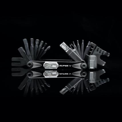 SUPER V 22: HEX 2/2.5/3/4/5/6/8 mm, Torx T10/T25/T30, Phillips, Chain Breaker, 8/10 mm Schlüssel, 4 Speichenschlüssel
SUPER V 23: HEX 2/2.5/3/4/5/6/8 mm, Torx T10/T25/T30, Phillips, Chain Breaker, 8/10 mm Schlüssel, 4 Speichenschlüssel, Tubeless Tire Plug Kit