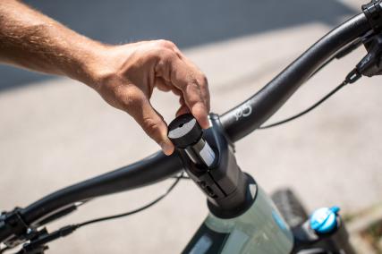 Dazu wird der Tracker eingesetzt und mittels Adapter fest verschraubt.