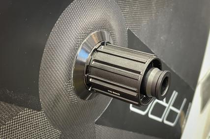 und werden auch für 50, 62 und 80 mm ARC Vorderräder von DT Swiss mit dem Laufrad mitgeliefert.