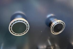 Links die beschichtete, rechts die unbeschichtete Kugellager-Variante.