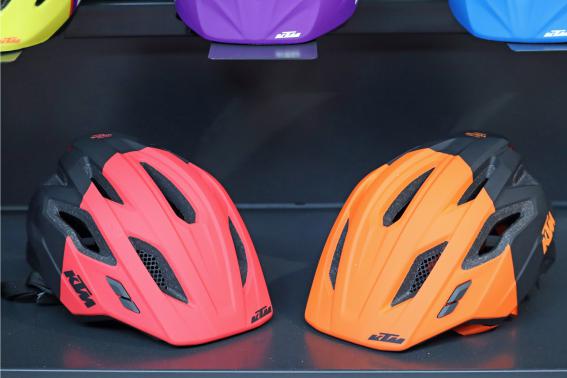 Der in zwei Farben erhältliche Factory Youth Enduro Helm 