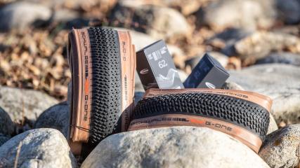 TEST: SCHWALBE G-ONE R GRAVELREIFENGefühlsecht, extra groß und sicher: der neue G-One R markiert die goldene Mitte im umfangreichen Schwalbe Gravelreifen-Portfolio