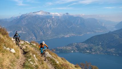 Ticino Tre Laghi: Traum-Trails im TessinWenn 3T nicht für einen Komponenten- und Bike-Hersteller steht, sondern für Traum-Trails im Tessin. Grenzüberschreitendes und -erweiterndes Enduro-Biken mit Blick auf Lago di Como, Maggiore und Lugano.
