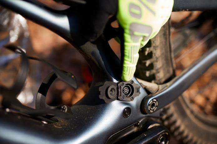 Geladen wird das Bike oberhalb des Tretlagers - externes Auftanken ist ob der formschön ins Unterrohr integrierten Batterie nicht.
