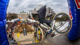 BILDBERICHT ARGUS BIKE FESTIVAL 2022It was a blast! Nach zwei Jahren Pause kehrte das Radfahren in all seinen Facetten zurück auf den Wiener Rathausplatz.