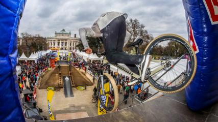BILDBERICHT ARGUS BIKE FESTIVAL 2022It was a blast! Nach zwei Jahren Pause kehrte das Radfahren in all seinen Facetten zurück auf den Wiener Rathausplatz.