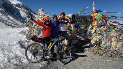 ANNAPURNA CIRCUITBikepacking rund um den zehnthöchsten Berg der Welt. Zwei Abenteurer entführen uns auf den Höhenwanderweg in Zentralnepal - atemberaubende Landschaft, eisige Kälte, rebellierende Mägen und forderndes Terrain inklusive.