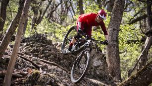 ROCKY MOUNTAIN ALTITUDE POWERPLAY CARBON 70 IM TESTRocky Mountain stellte mit dem Altitude Powerplay ein Freeride E-Bike vor, das dank der Überarbeitung des hauseigenen Motors und seiner abfahrtsorientierten Geometrie einen eindeutigen "Willhaben”-Effekt beim Redakteur auslöste.