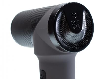 Die OM-Gun 3.0 besitzt ein leichtes und schmales Gehäuse mit einer gummierten Beschichtung, runden Kanten und einer ergonomischen Vertiefung an der Rückseite. Die Abkürzung “OM” steht für den Firmennamen "Orthomechanik".