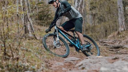 MONDRAKER FOXY CARBON RR 29 2022 KURZTESTJede Menge Updates versprechen am Foxy noch bessere Downhill-Performance. Außerdem werfen wir für euch einen kurzen Blick auf die serienmäßige, aus dem Weltcup kommende MIND Telemetrie.