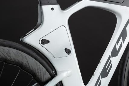 ITSpac Staufach
Das clever integrierte ITSpac („Inside The Seat tube“ ) Staufach ist über zwei hochklappbare Verbindungsbolzen zugänglich und erlaubt den sofortigen Zugriff auf ein Werkzeugset, einen Ersatzschlauch, Reifenheber, eine CO2-Kartusche und alle Kleinigkeiten, die zur schnellen Reparatur benötigt werden.