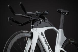 Disc Brakes
Auch bei FELT führt kein Weg an potenten Scheibenbremsen vorbei, welche beim IA 2.0 aerodynamisch optimal integriert wurden. Die 12-mm-Steckachsen bieten eine hohe Steifigkeit und stellen sicher, dass die Räder in der richtigen Ausrichtung bleiben und die Bremsreibung minimiert wird.