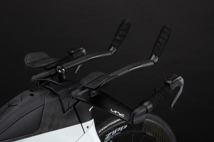 Bike Fit
Das IA 2.0 bietet zahlreiche Möglichkeiten, um die Radposition an die individuelle Morphologie anzupassen. Der Riserbar ist sowohl in der Höhe als auch im Winkel, die Extensions sowohl in der Breite als auch in der Länge einstellbar. Auch die Armschalen können in  Länge und Breite verstellt werden; die Basis der Lenkergriffe ist höhenverstellbar. Da auf größtmögliche Kompatibilität geachtet wurde, ist es auch möglich, Aftermarket-Komponenten zu verwenden.