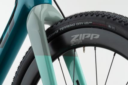 Maximale Reifenfreiheit
Das Breed Carbon ist mit allen drei Laufradgrößen 700c (28 Zoll), 650b (27,5 Zoll) sowie 29 Zoll MTB kompatibel. Seine maximale Reifenbreite ist mit 50 mm bei 700c und 2,0 Zoll bei 650b- oder 29 Zoll angegeben.