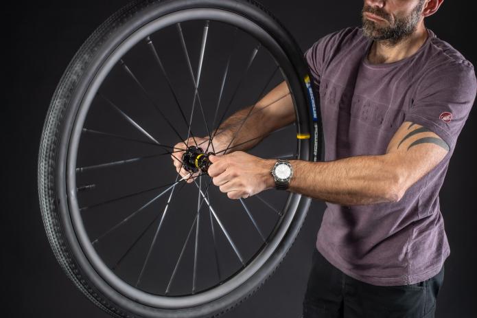... und das Rad nochmals einige Umdrehungen machen lassen, damit sich die Dichtmilch optimal verteilt. Am besten gleich radfahren gehen.