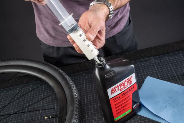 50-55 ml Sealant sollten für die 47 mm breiten Reifen ausreichen.