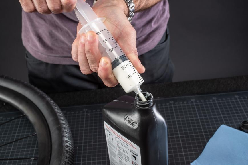 Das Injector Kit mit dem Dichtmittel aufziehen.