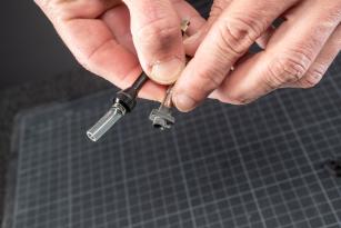 FastAir TL Road: Der clever designte Ventilkegel verhindert Verstopfungen, ist aber möglicherweise nicht mit allen TLR-Felgenprofilen kompatibel (vgl. links: FastAir TL Road mit bereits gekürztem Extraktionsschlauch, rechts: das originale Mavic Tubeless-Ventil)