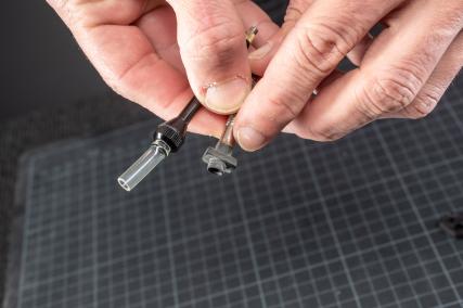 FastAir TL Road: Der clever designte Ventilkegel verhindert Verstopfungen, ist aber möglicherweise nicht mit allen TLR-Felgenprofilen kompatibel (vgl. links: FastAir TL Road mit bereits gekürztem Extraktionsschlauch, rechts: das originale Mavic Tubeless-Ventil)