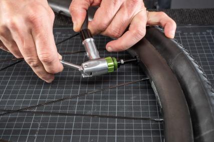 FastAir TL Road Ventile funktionieren mit allen gängigen Pumpen mit Quetschkopf und auch mit vielen Gewindeaufsätzen (Bsp. Lezyne ABS Flip-Thread). Allerdings gibt es auch einige Minipumpen mit äußerst kompakten Gewindeaufsätzen, die nicht passen.