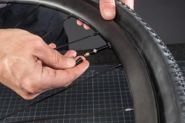 Jetzt benötigt der Reifen schnell viel Luft, damit der Reifen satt ins Felgenhorn springt. An dieser Stelle stoßen herkömmliche Tubeless-Ventile oft an ihre Grenzen und man benötigt einen Kompressor oder Tire Booster.
