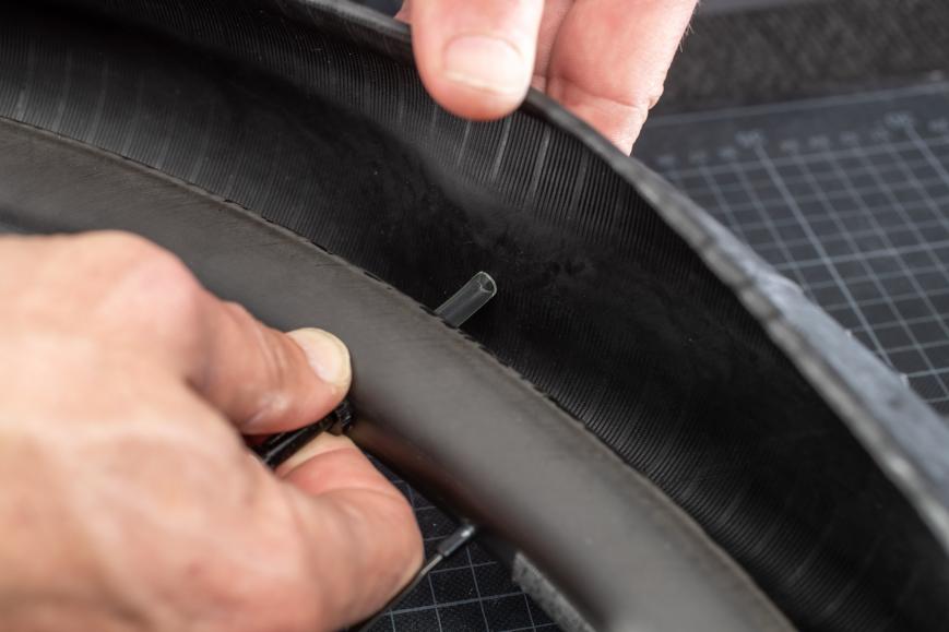 Wie auf dem Bild zu sehen ist, passt die Länge schon recht gut. Im aufgepumpten Zustand steht das Ende des Schlauches rund 5 Millimeter vom Reifen weg.