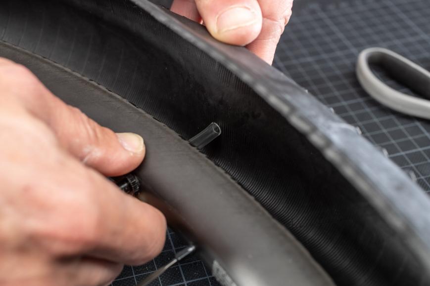 Sobald die Luft draußen ist, berührt der Schlauch den Reifenboden und das Sealant lässt sich absaugen, um den Füllstand zu kontrollieren.