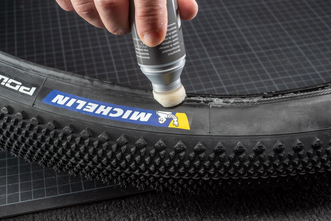 Schwalbes Easy Fit Montageflüssigkeit großzügig auf den Reifenwulst auftragen. Der Reifen lässt sich damit einfacher über die Felgenflanke wuchten und gleitet schon bei wenig Druck präzise in die richtige Position. Nach ca. 10 Minuten verflüchtigt sich die Flüssigkeit vollständig!