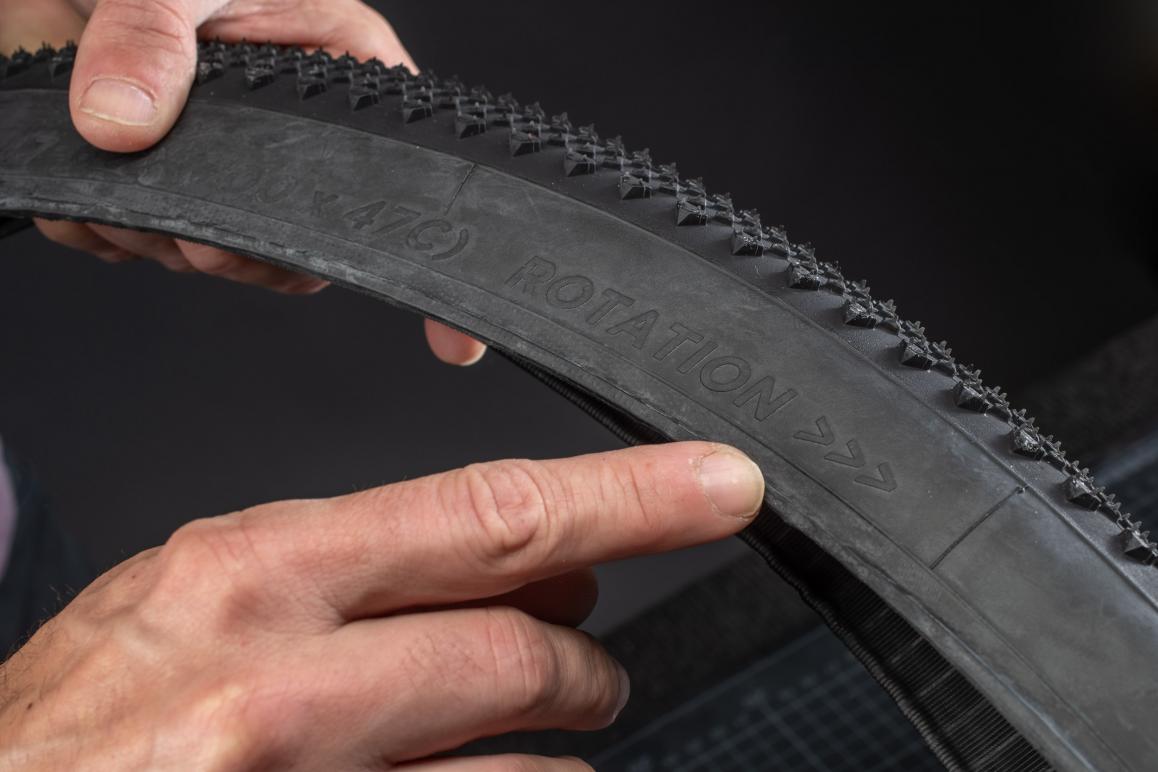 Beim TLR-Reifen unbedingt die Laufrichtung beachten, denn eine nachträgliche Korrektur hat klebrige Folgen.