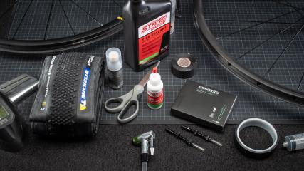 TUBELESS WORKSHOP: CONTEC FASTAIR TL VENTILEAuftakt zum Langzeittest von Contecs neuen Tubeless-Ventilen an unseren edlen Mavic Allroad Pro Carbon SL Laufrädern mit Michelin Power Gravel TLR Reifen in 47c.