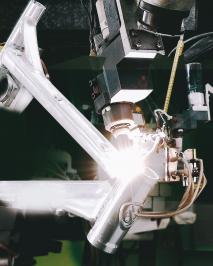 1996 übernehmen ergänzend zu den Fachkräften Roboter das Schweißen - ein Novum in der Fahrradwelt.