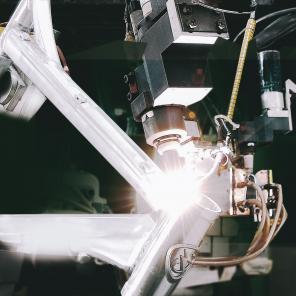 1996 übernehmen ergänzend zu den Fachkräften Roboter das Schweißen - ein Novum in der Fahrradwelt.