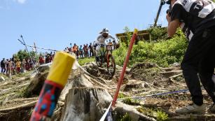 NACHBERICHT WELTCUP SAALFELDEN LEOGANG 2022Zwei Podestplätze durch Stigger und Kolb für Österreich. Sturzpech für Höll und Mitterwallner. Auch Bair und Wiedmann stark. Tolle Stimmung, viel Schlamm, Regen, Sonne.